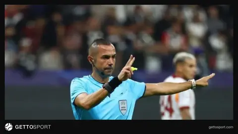 Marco Guida maç öncesi formasıyla düdük tutarken