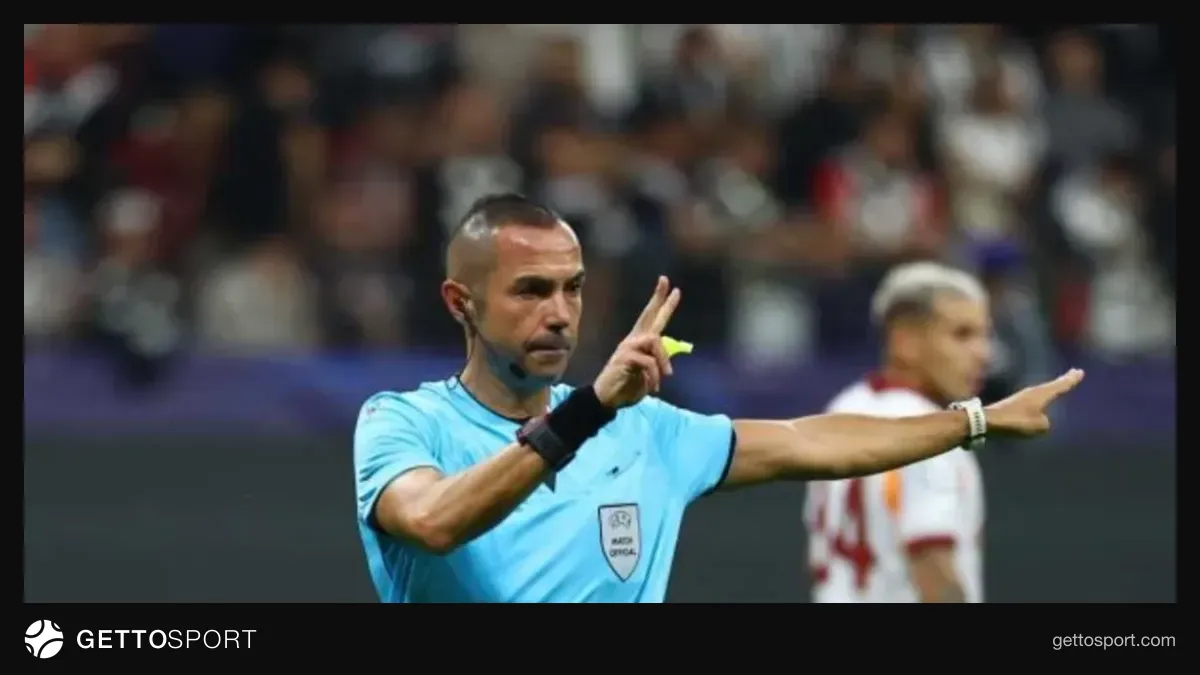 Marco Guida maç öncesi formasıyla düdük tutarken