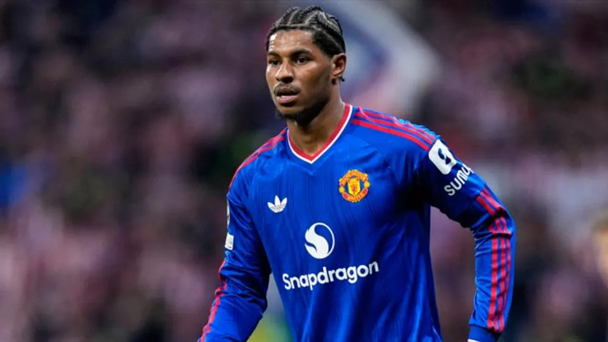 Marcus Rashford Manchester United formasıyla sahada yürürken