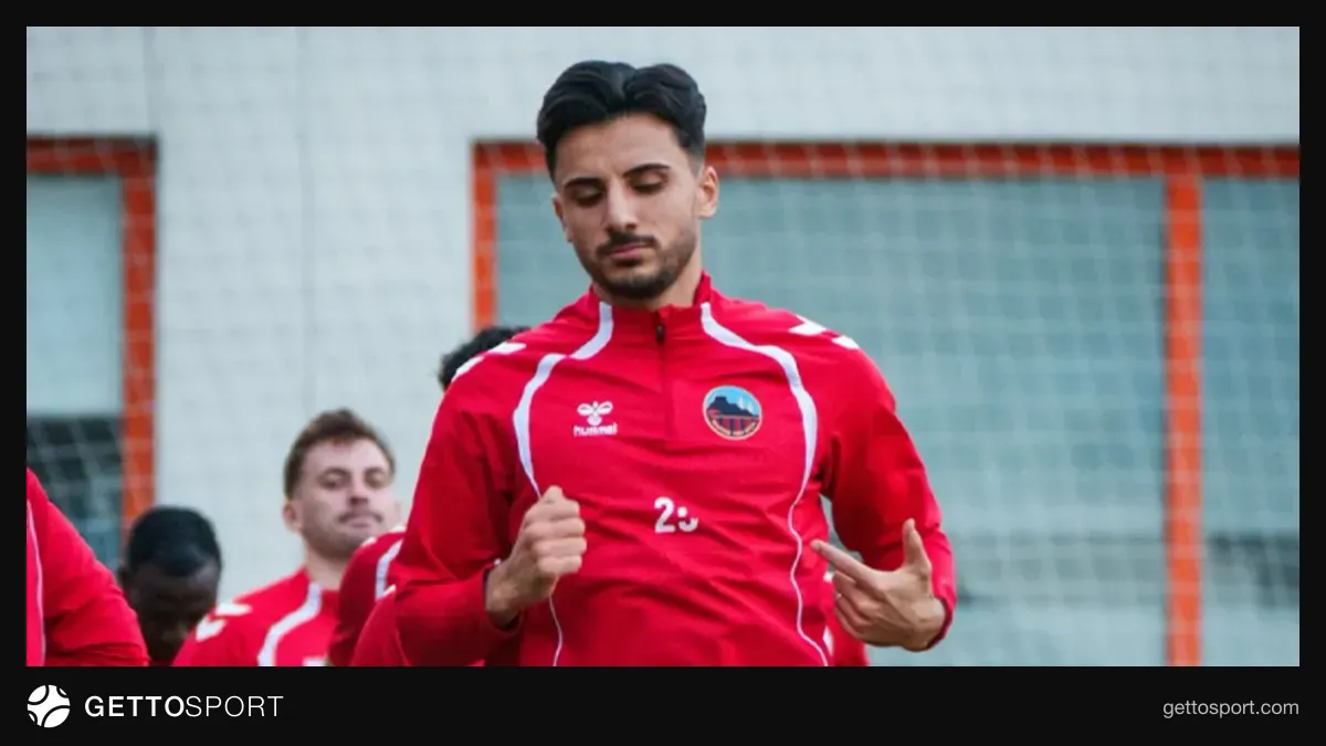 Mardin 1969 Spor futbolcularının antrenman sırasında 5'e 2 top kapma çalışması