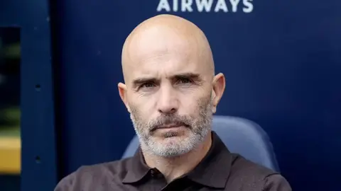 Enzo Mareska mətbuat konfransında, fikir bildirir