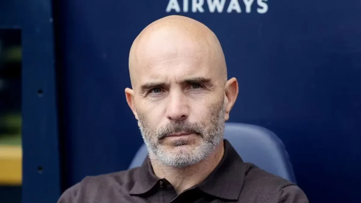Enzo Mareska mətbuat konfransında, fikir bildirir