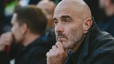 Enzo Mareska mətbuat konfransında, Etihad stadionu fonunda