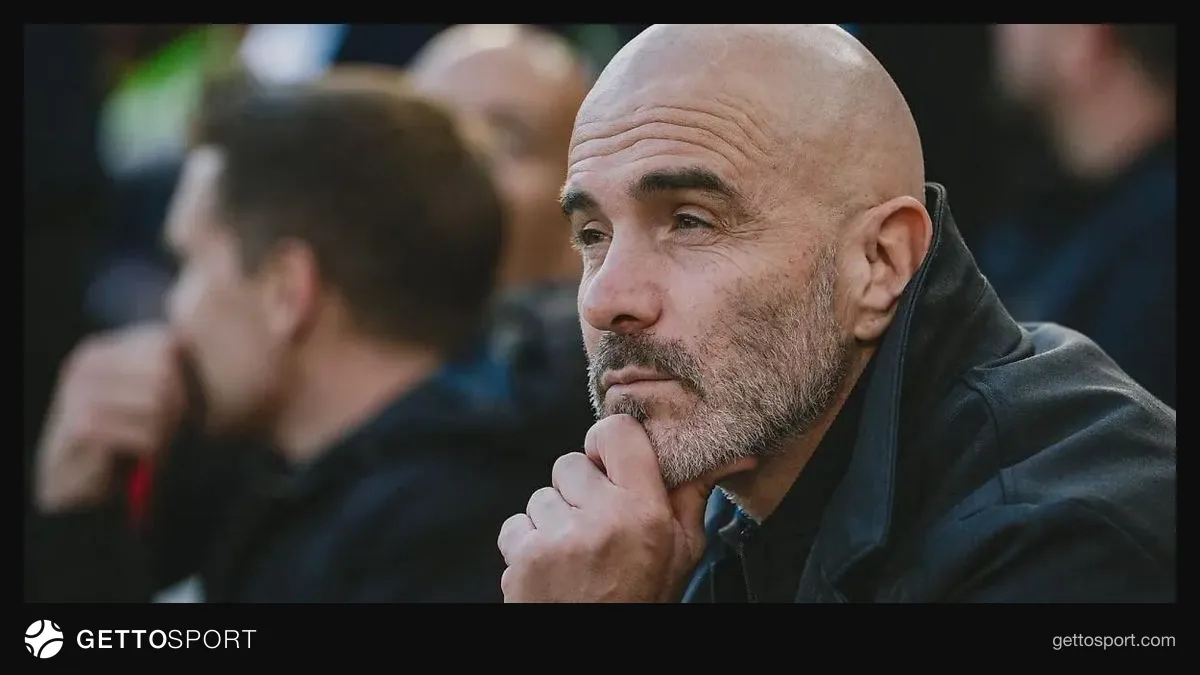 Enzo Mareska mətbuat konfransında, Etihad stadionu fonunda