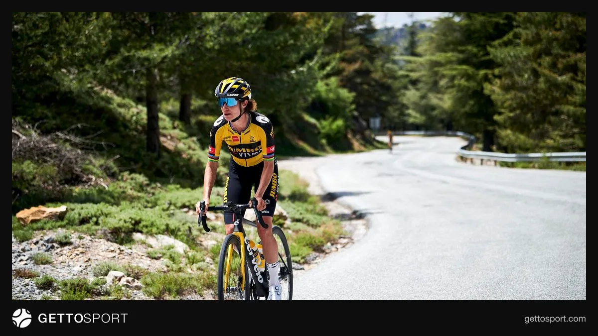 Marianne Vos bisiklet yarışında mücadele ediyor
