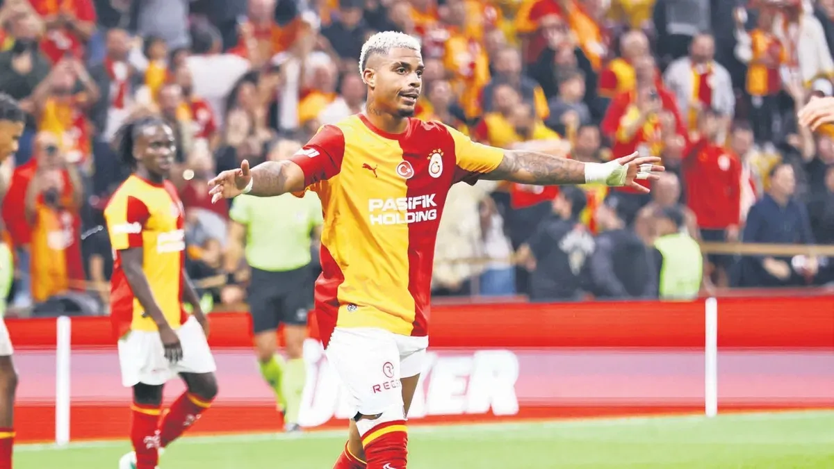 Mario Lemina Galatasaray formasıyla mücadele ederken çizgi müdahalesi