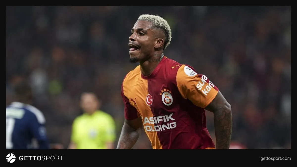 Mario Lemina saha kenarında takım formasıyla konuşuyor