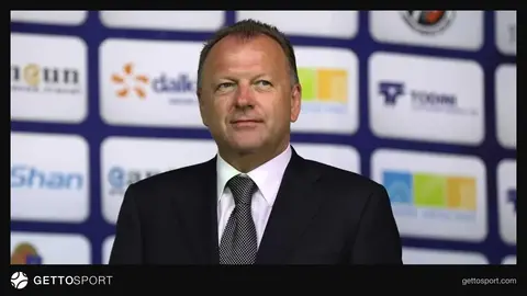 Marius Vizer nitq söyləyir, arxa planda Milli Gimnastika Arenası