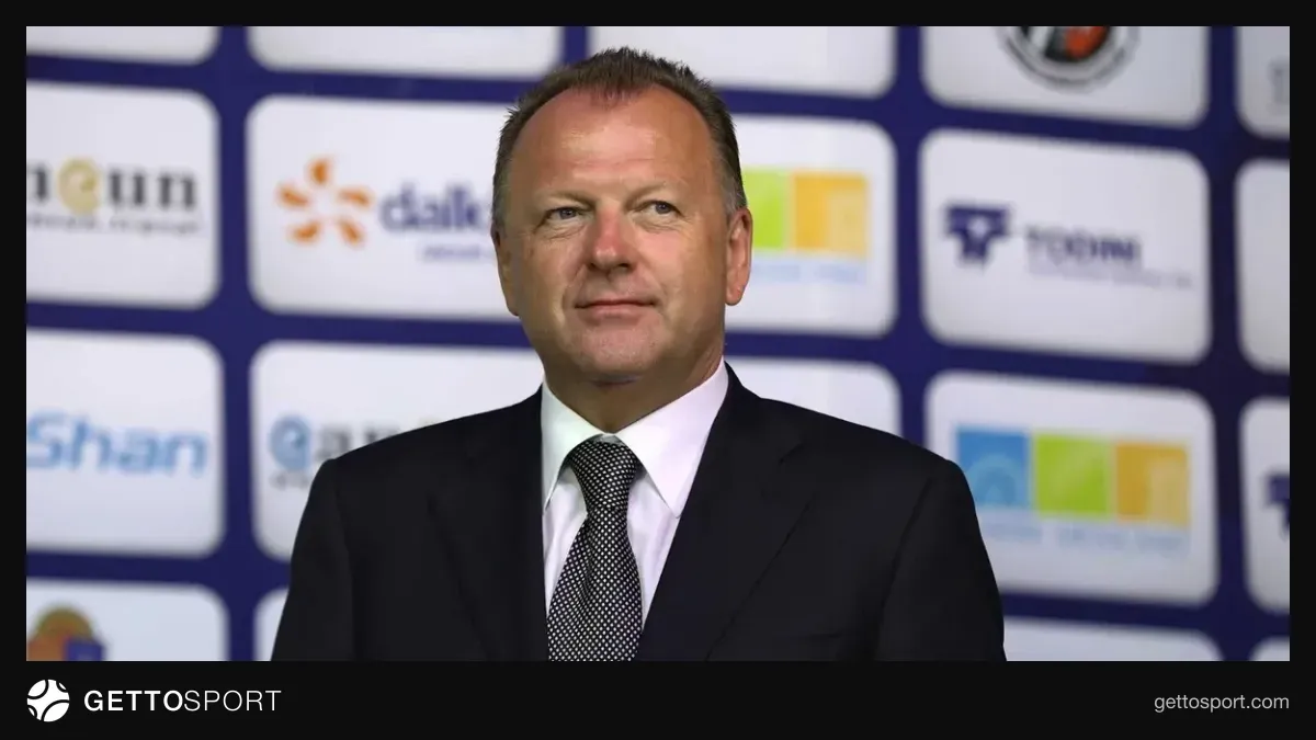 Marius Vizer nitq söyləyir, arxa planda Milli Gimnastika Arenası