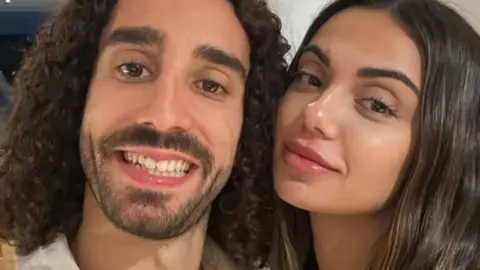 Klaudiya Rodrigesin Mark Kukurelyanın səfər geyimi ilə bağlı sosial paylaşımı