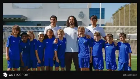 Mark Kukurelya Avstraliyadan gəlmiş uşaqlarla xatirə şəkli çəkdirir