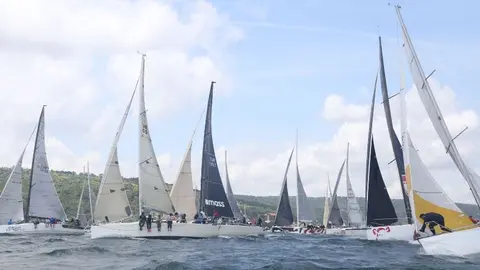 İstanbul Boğazı'nda yelkenli tekneler yarışırken görüntü