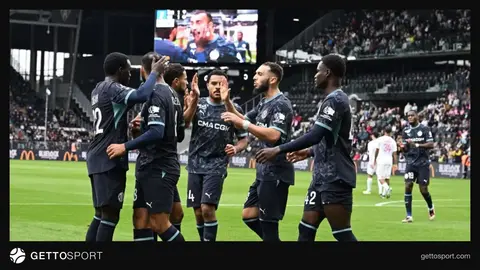 Marsel futbolçuları Raymon Kopa stadionunda qələbəni qeyd edirlər