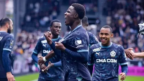 Marsilya formasıyla gol sevinci yaşayan oyuncuların görüntüsü