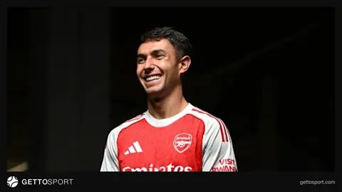 Martin Subimendi topa nəzarət edərkən, Arsenal forması