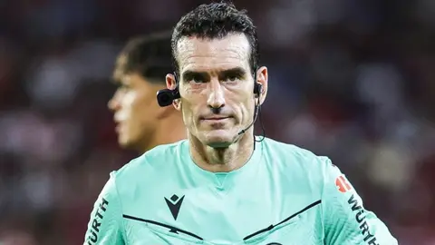 Martinez Munuera sanksiz formada hakimlik geyimində kort və ya stadion fonunda