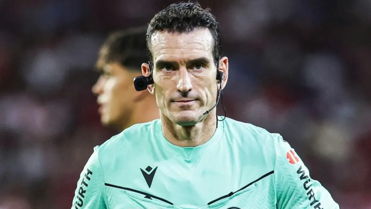 Martinez Munuera sanksiz formada hakimlik geyimində kort və ya stadion fonunda