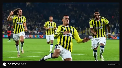 Mason Greenwood gol sevinci formasıyla saha görüntüsü