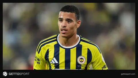 Mason Greenwood Fenerbahçe formasıyla top sürerken