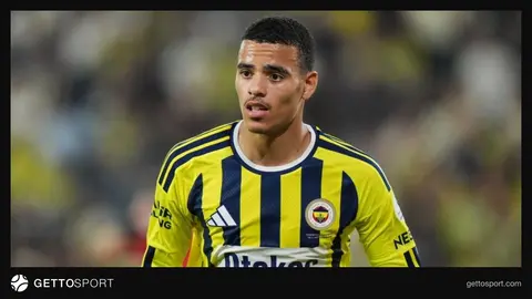 Mason Greenwood Fenerbahçe formasıyla maçta top sürerken