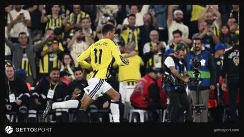Mason Greenwood gol sevinci sırasında topu kaleye gönderirken