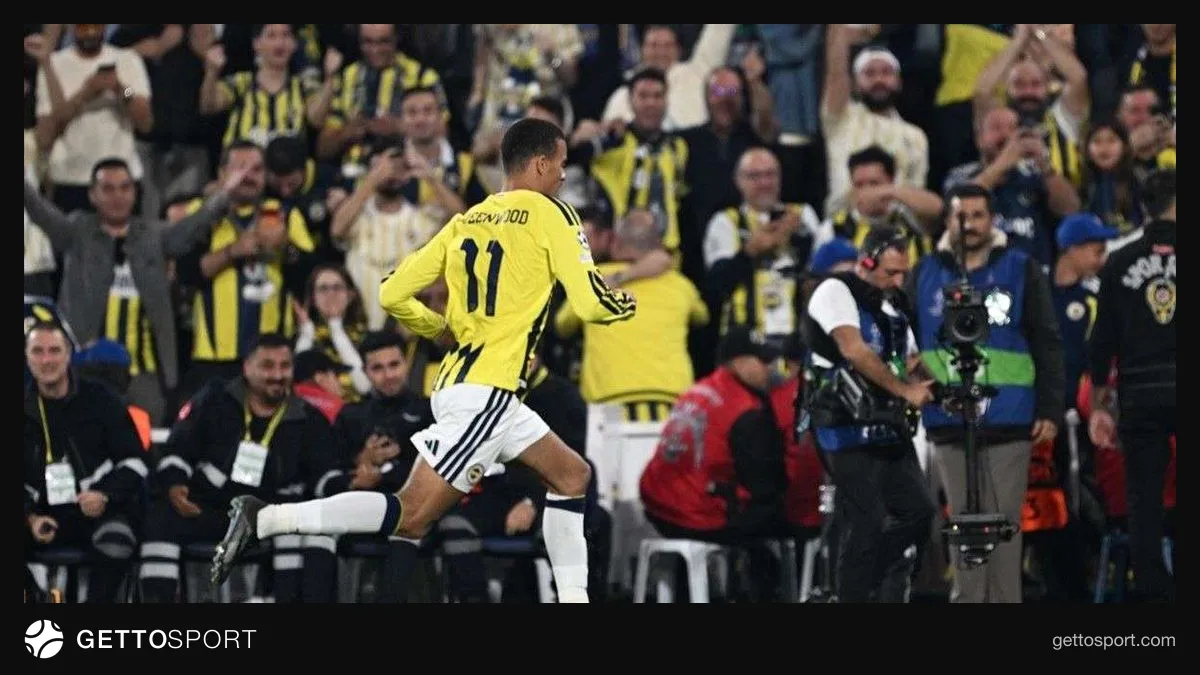 Mason Greenwood gol sevinci sırasında topu kaleye gönderirken