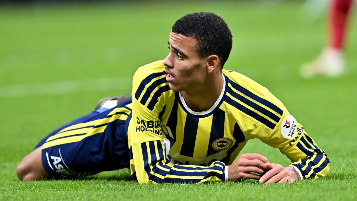 Mason Greenwood, Fenerbahçe formasıyla maç sırasında top sürüyor