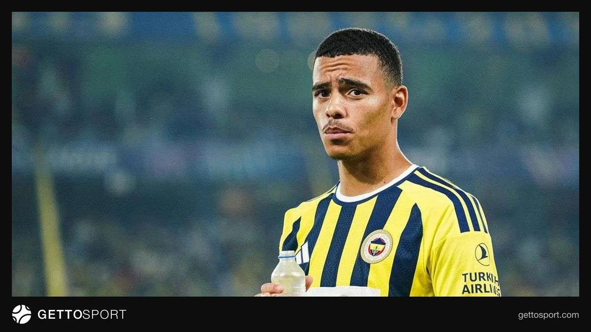 Fenerbahçe formasıyla sahada penaltı pozisyonu ve basın toplantısında İsmail Kartal