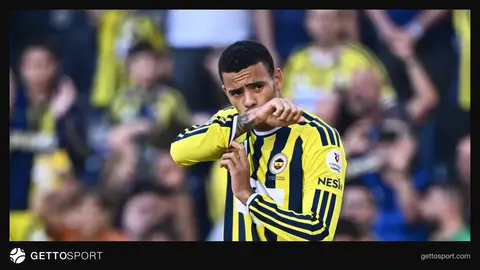 Mason Greenwood sarı-lacivert formayla maç sırasında