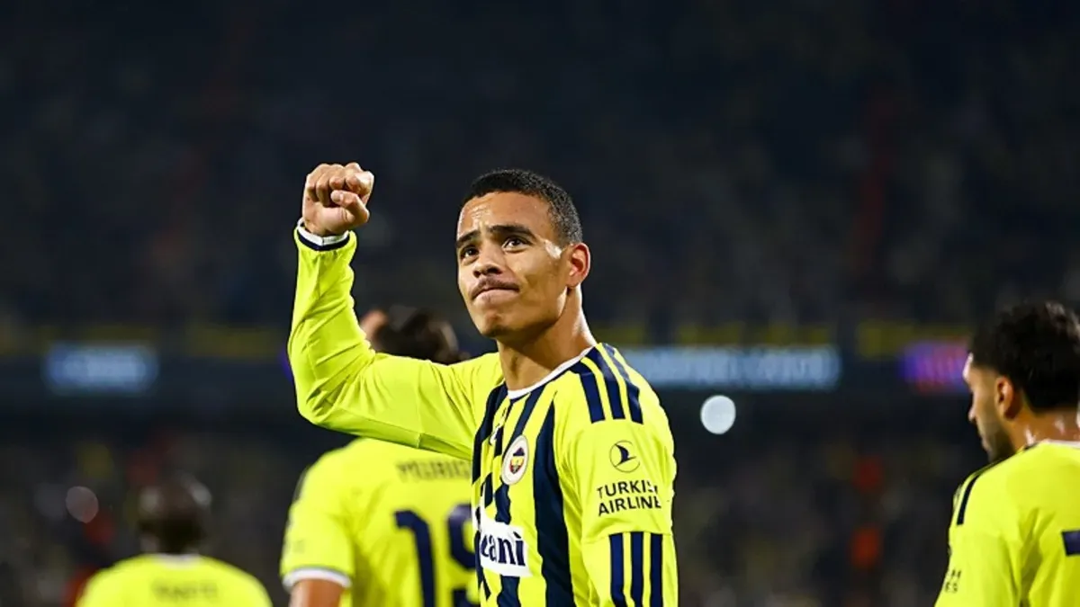 Galatasaray formasıyla Mason Greenwood top sürerken