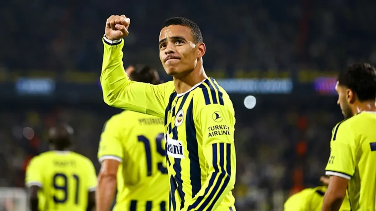 Mason Greenwood Fenerbahçe formasını giymiş gol sevinci yaşarken