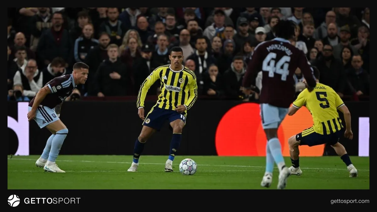 Mason Greenwood topu kontrol ederken Villa Park tribünleri protesto ediyor
