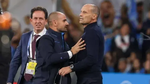 Massimiliano Allegri maç sırasında sinirli yüz ifadesiyle kenarda