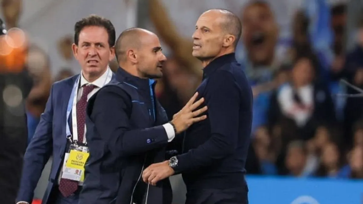 Massimiliano Allegri maç sırasında sinirli yüz ifadesiyle kenarda