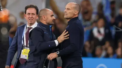 Massimiliano Allegri yedek kulübesinde sinirli bir şekilde kırmızı kart sonrası