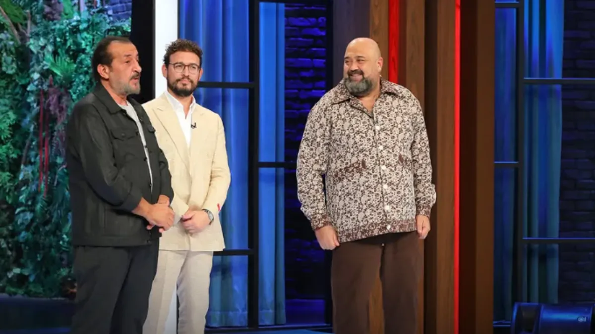 MasterChef Türkiye yarışmacıları stüdyoda tezgah başında yemek yaparken