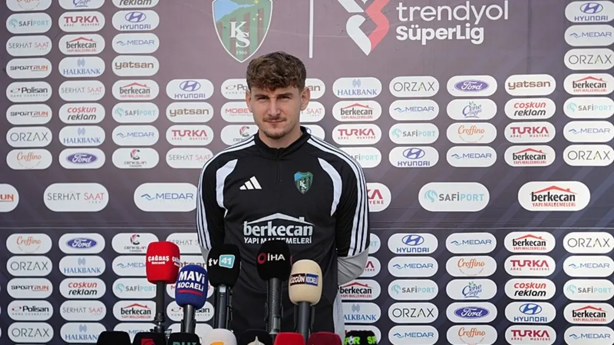 Kocaelispor formasıyla Matej Maglica oyuna girerken saha görüntüsü