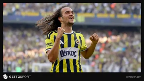Mateo Guendouzi Fenerbahçe formasıyla maç sırasında top kontrolü yaparken