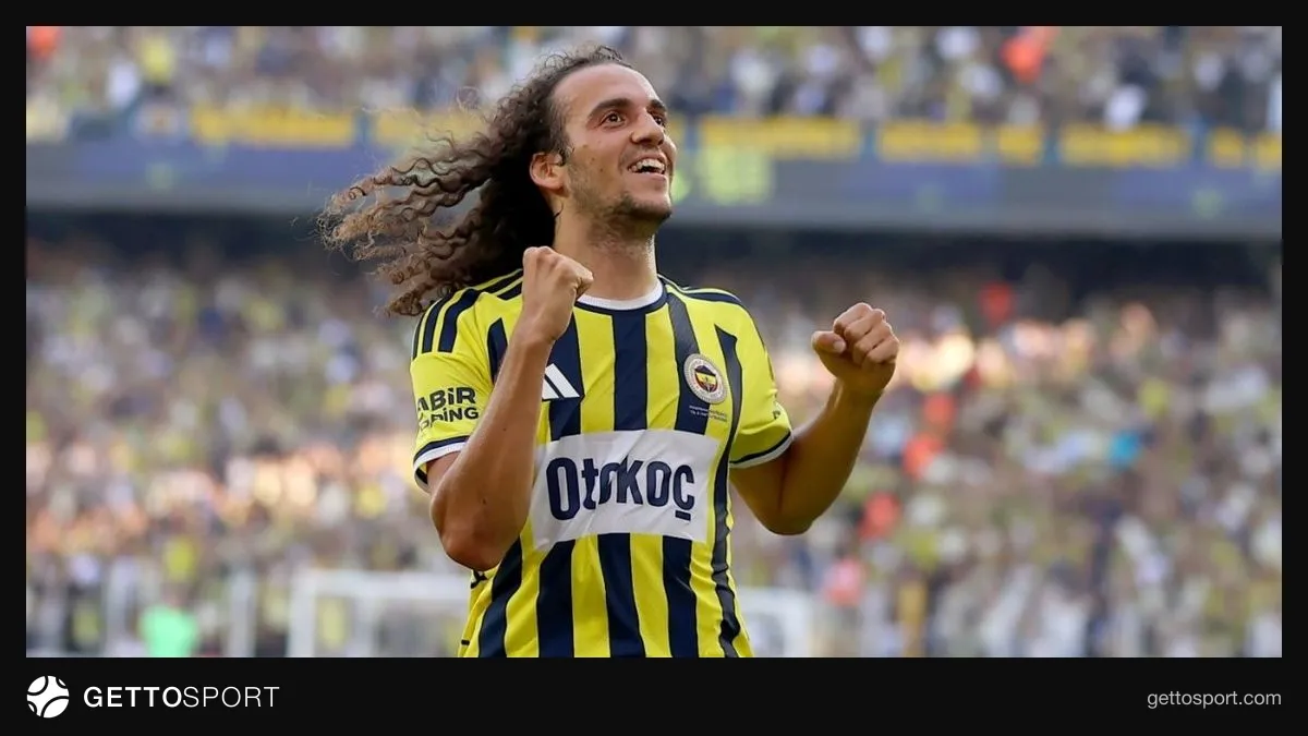 Mateo Guendouzi Fenerbahçe formasıyla maç sırasında top kontrolü yaparken