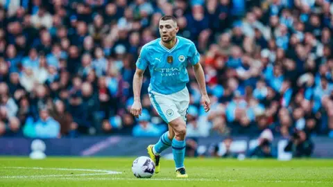 Mateo Kovaçiç Mançester Siti formasında stadionda