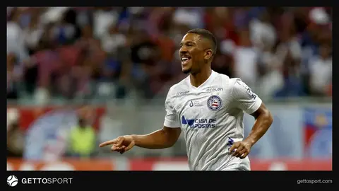 Matheus Davo top üzərində driblinq edərkən