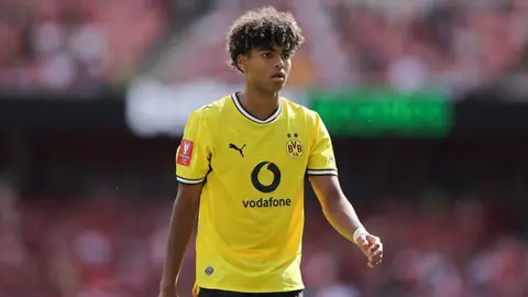 Matis Albert Dortmund formasında top ilə