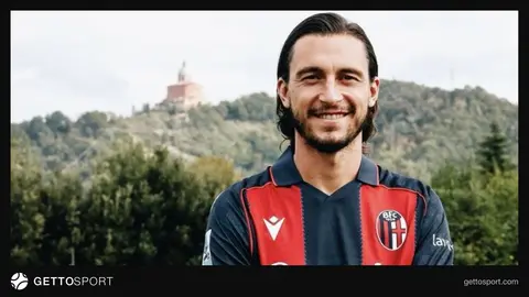 Matteo Darmian kırmızı-beyaz Bologna formasıyla