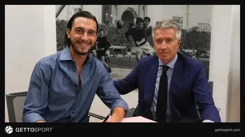 Matteo Darmian Bolonya forması ilə imza zamanı