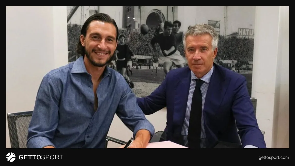 Matteo Darmian Bolonya forması ilə imza zamanı