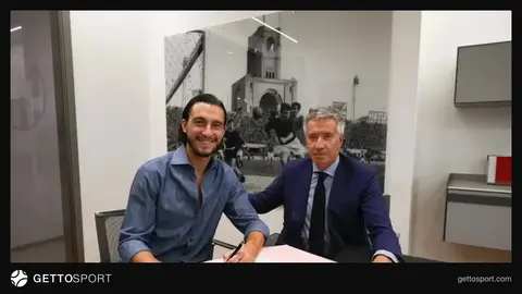 Matteo Darmian Bolonya forması ilə stadionun yanında