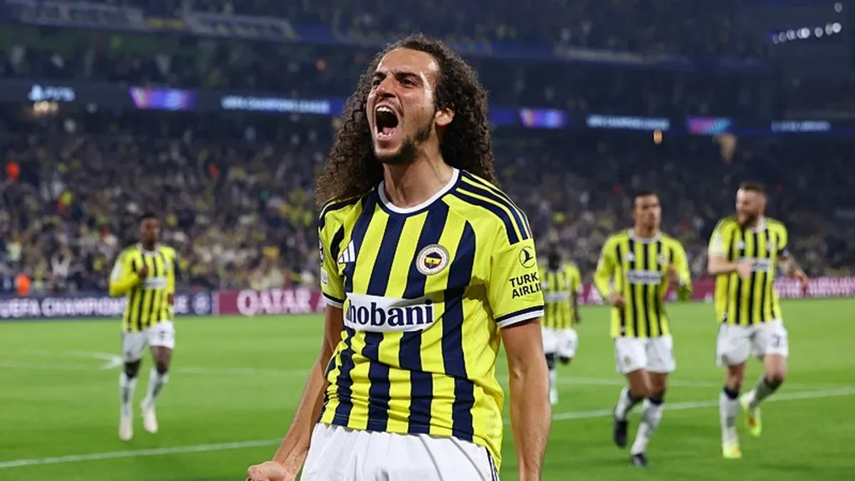 Matteo Guendouzi saha içinde maç sırasında mücadele ederken