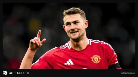 Matteys de Ligt Mançester Yunayted forması ilə meydanda