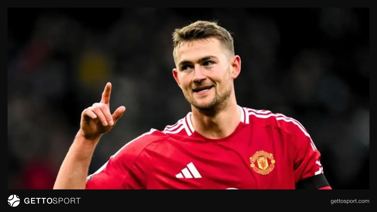 Matteys de Ligt Mançester Yunayted forması ilə meydanda