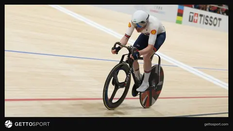 Şanghay Velodromu'nda yarışan bisikletçiler ve madalya töreni
